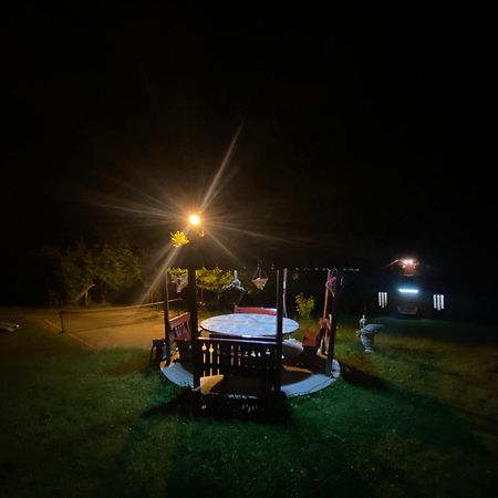 Cabana Cu Teren De Tenis -- Etaj Banica Kültér fotó