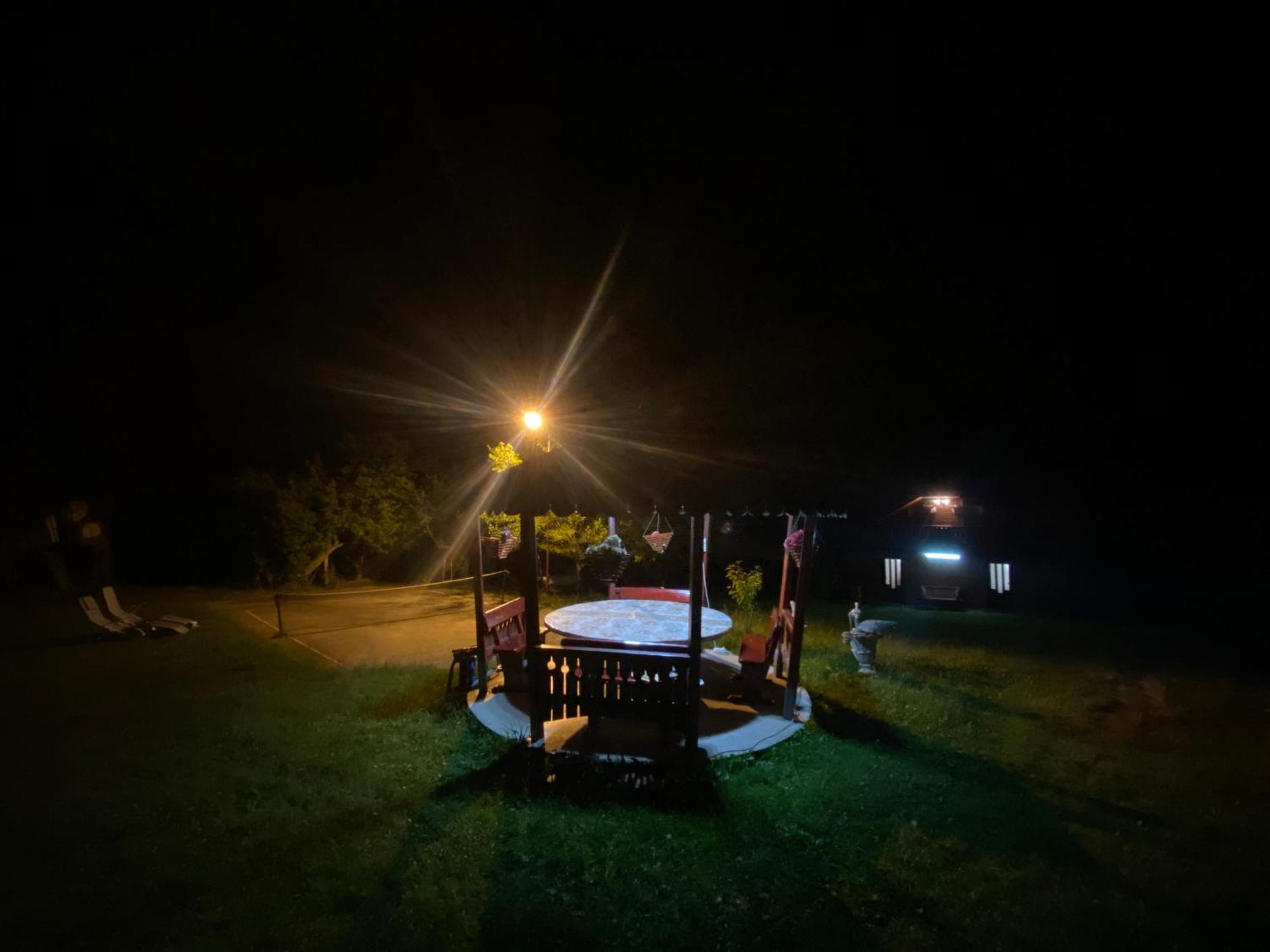 Cabana Cu Teren De Tenis -- Etaj Banica Kültér fotó