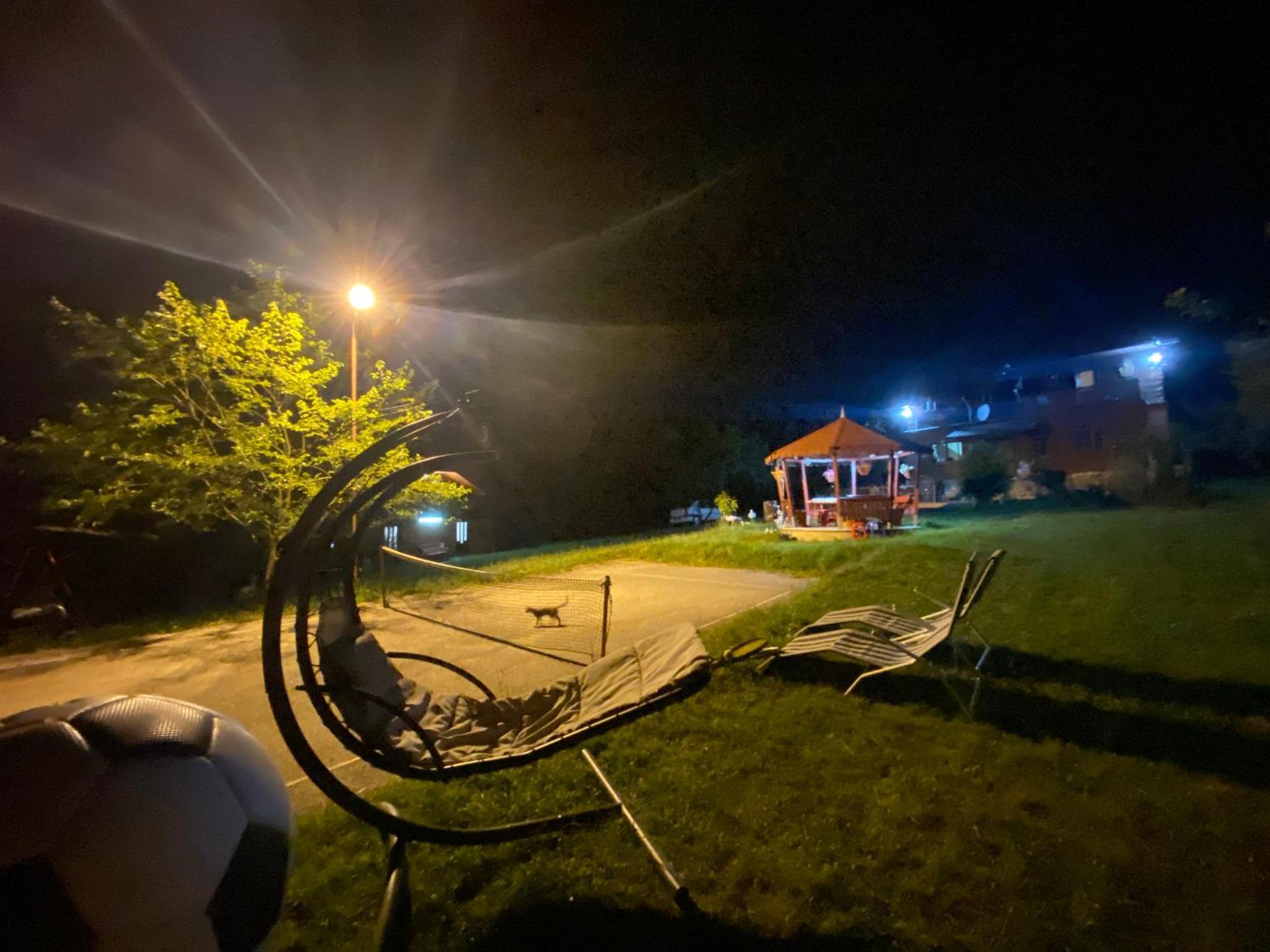 Cabana Cu Teren De Tenis -- Etaj Banica Kültér fotó